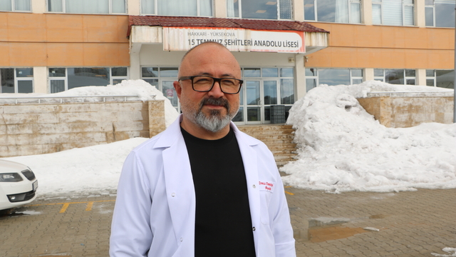 Deniz öğretmen, 26 yıl sonra ilk görev yeri Yüksekova'ya geri döndü