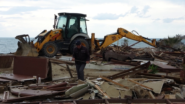 Side büyük plajda günübirlik 15 işletme yıkıldı