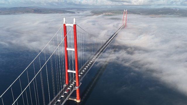 Çanakkale Boğazı, sis sebebiyle gemi geçişlerine kapatıldı
Yoğun sisle kaplanan Çanakkale Boğazı böyle görüntülendi