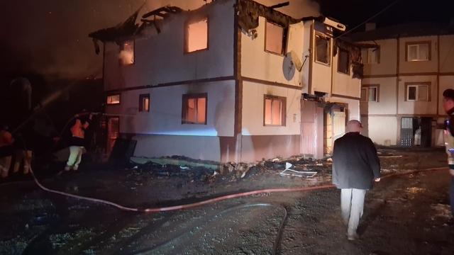 Kastamonu'da alevlere teslim olan iki katlı ev kullanılamaz hale geldi