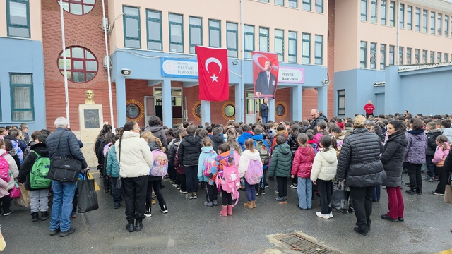 Edirne'de 6 şubat depreminde hayatını kaybedenler için saygı duruşu