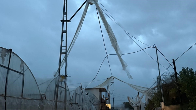 Kumluca'da yağmur ve hortum seraları vurdu