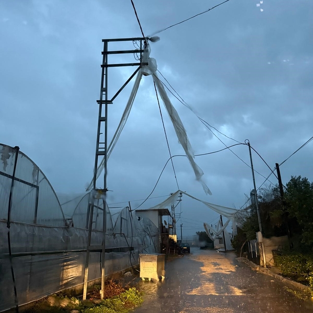 Kumluca'da yağmur ve hortum seraları vurdu