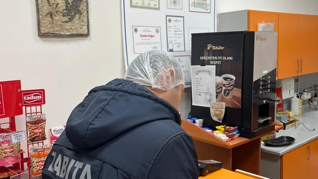 Okul kantini denetleyen zabıta son kullanama tarihi geçmiş ürünlere el koydu