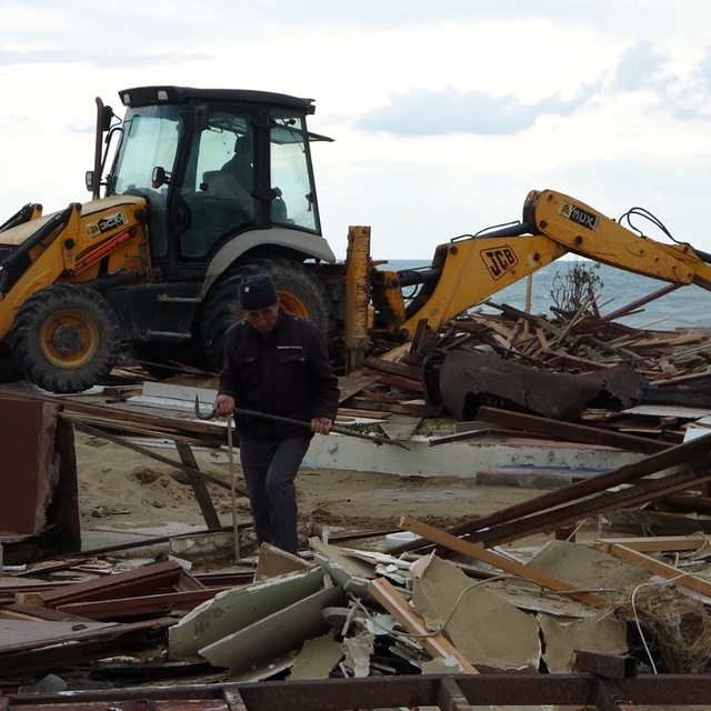 Side büyük plajda günübirlik 15 işletme yıkıldı