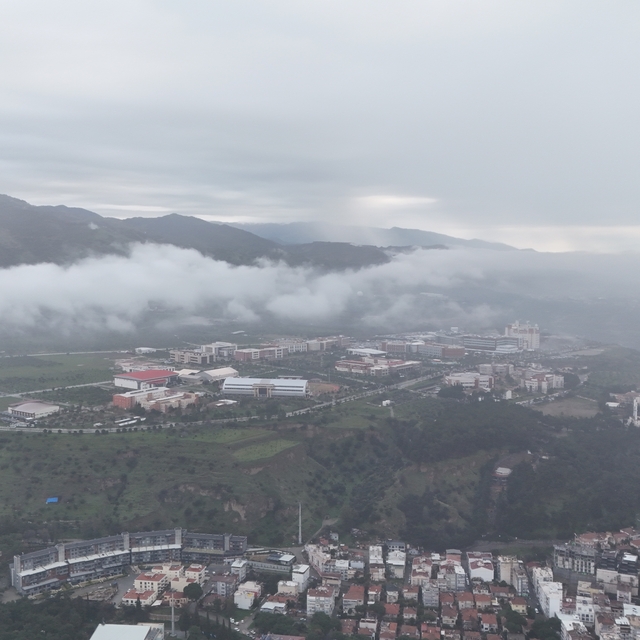 Aydın güne bulutla uyandı
ADÜ, bulut denizinin içinde kaldı