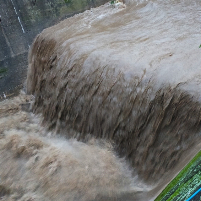 Tabakhane Deresi yağışla birlikte coştu