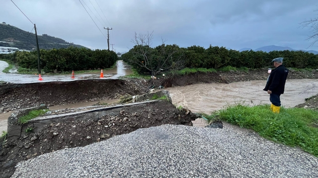Antalya'da sağanak hayatı olumsuz etkiledi (2)