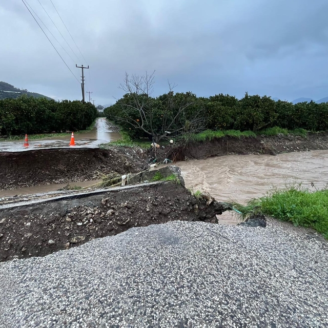 Antalya'da sağanak hayatı olumsuz etkiledi (2)