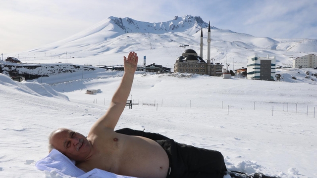 2 bin 200 metrede eksi 5 derecede kar banyosu