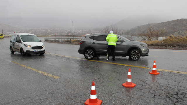Erciyes'e ulaşımı sağlayan kara yolu yoğun kar yağışı ve tipi nedeniyle trafiğe kapatıldı