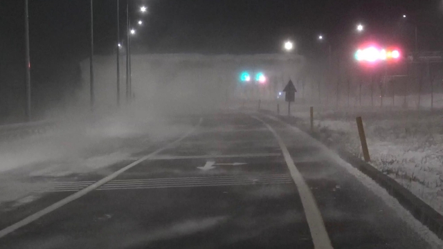 Ardahan'da etkili olan tipi Çıldır-Aktaş Sınır Kapısı yolunda ulaşımı aksattı