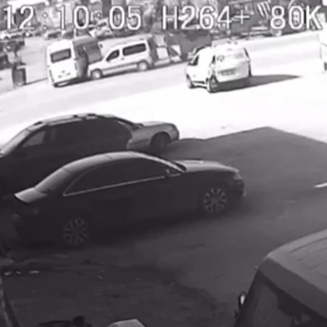 Yolcu minibüsü ile hafif ticari aracın karıştığı kaza anı kameraya yansıdı