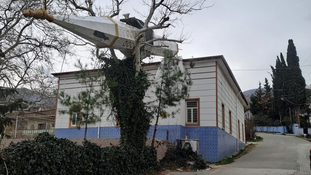 Osmaniye Düziçi'nde devrilen cami minaresi elektrik tellerini kopardı