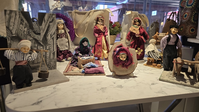 Enkazdan çıkardığı bez bebeklerini anı olarak saklıyor