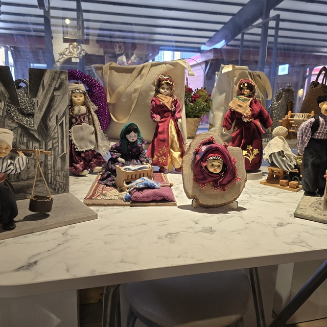 Enkazdan çıkardığı bez bebeklerini anı olarak saklıyor