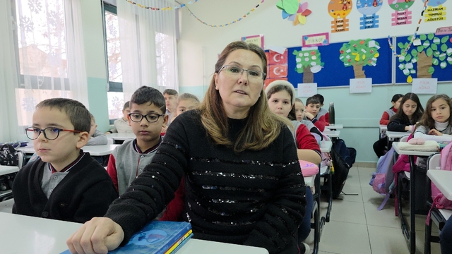 6 Şubat'ı anlatan Gülcan öğretmen: "65 saniyede hayatımız yıkıldı"
Depremde saatlerce evde mahsur kalan öğretmen Gülcan Ağcalı:
"Çok sevdiklerimi kaybettim, öğrencilerimi, arkadaşlarımı, komşularımı. Onların yokluğu her gün içimde"
"Evinizde dolapları duvara sabitleyin, deprem çantası hazırlayın. Su ve yiyeceklerin tarihlerini kontrol edin. 'Bizim başımıza gelmez' demeyin. Ben yedi küçük deprem yaşamıştım, sekizincisi her şeyi değiştirdi"