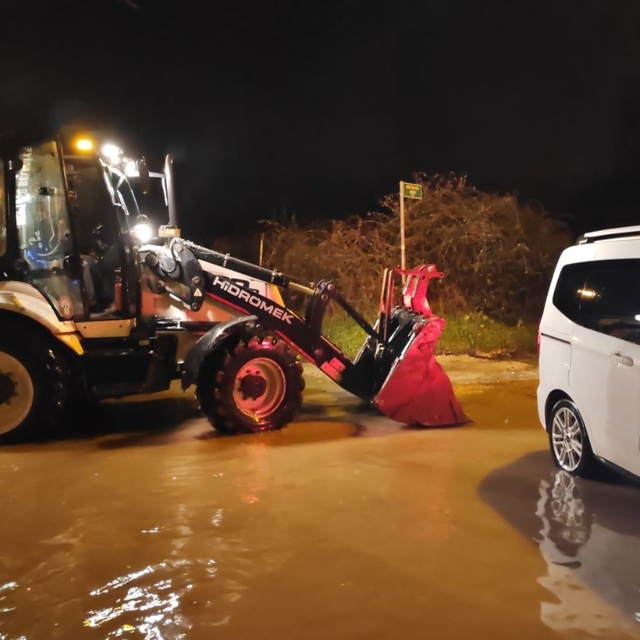Menteşe Belediyesi ekipleri gece boyunca mesai yaptı