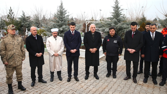 Diyarbakır'da 6 Şubat depremlerinde hayatını kaybedenlerin mezarları ziyaret edildi