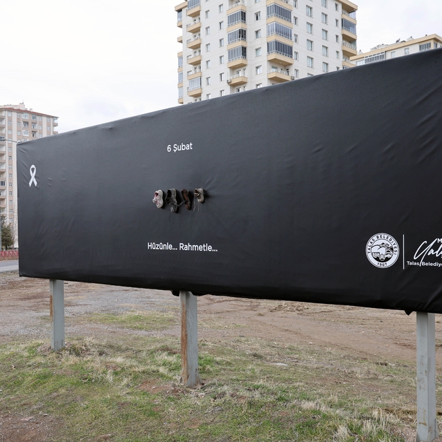 Talas billboardlarında 6 Şubat vefası: "Hüzünle... Rahmetle..."