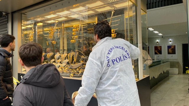 Kar maskeli şüpheliler, kuyumcu çalışanını darbedip 1 kiloya yakın altını alarak kaçtı