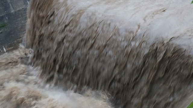 Tabakhane Deresi yağışla birlikte coştu