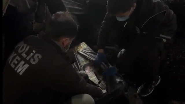 Kömür yüklü tırın dorsesinden binlerce kaçak ürün çıktı