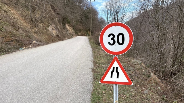 Düzce'de trafik levhaları yenileniyor