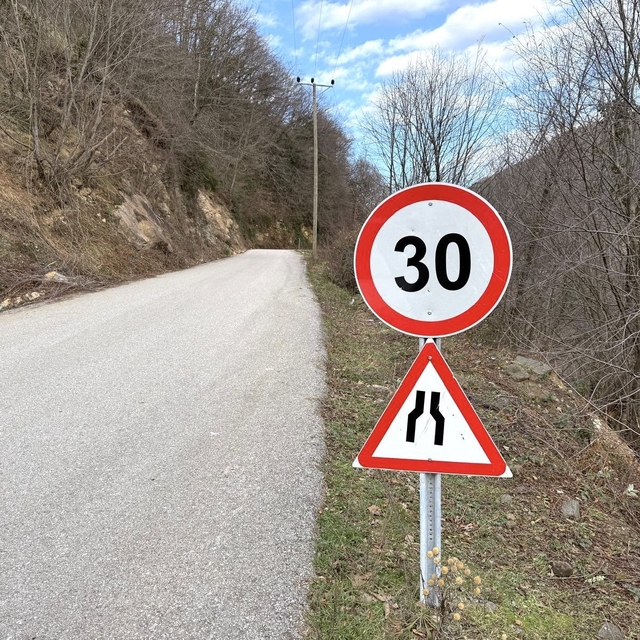 Düzce'de trafik levhaları yenileniyor