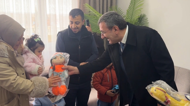 Cumhurbaşkanı Yardımcısı Yılmaz Şahinbey'de sosyal konutları inceledi