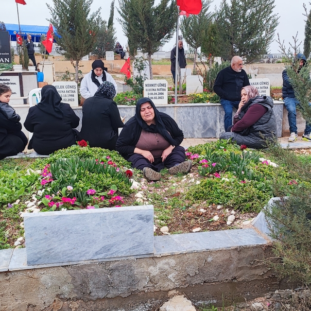 Depremin 3. yıl dönümünde en acı kare
Depremde iki oğlunu kaybeden anne Eli...