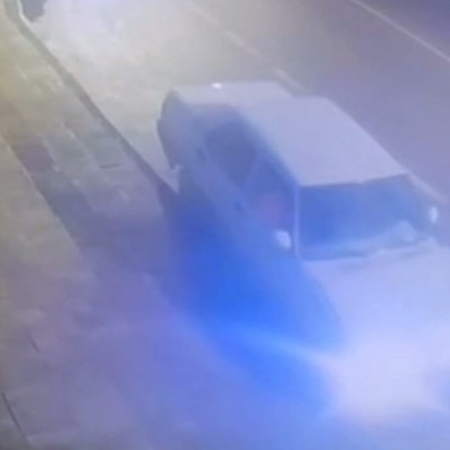 Kaldırıma çarptığı otomobilini park edip kaçan sürücü ehliyetsiz çıktı