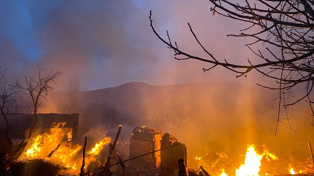 Karabük'te 4 ev ve ahır yandı