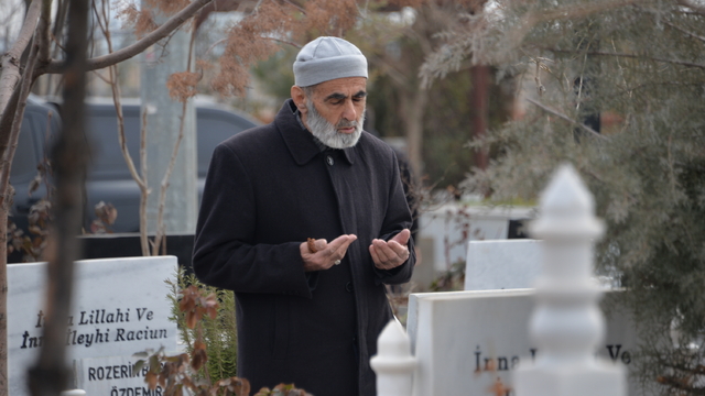 Diyarbakır'da depremde yaşamını yitirenler anıldı (2)