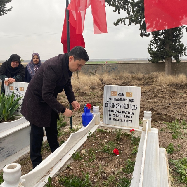 Hatay'da depremde ölen polis memuru, eşi ve çocukları dualarla anıldı