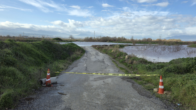 Gediz Nehri'ndeki taşkın nedeniyle Manisa'daki 2 köprü ulaşıma kapatıldı