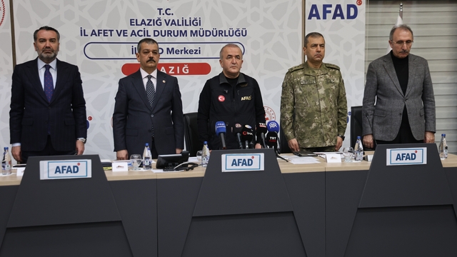 Elazığ Valisi Hatipoğlu: "Acının büyüklüğü karşısında dayanışmamız daha da büyüdü"
"Türkiye Cumhuriyeti devletinde bu dayanışma ruhu milletimizi ayakta tutan en büyük güç olmuştur"
"Devletimiz bu büyük yıkım karşısında tereddüt etmeden tarihin en büyük konut seferberliğine başlamıştır"