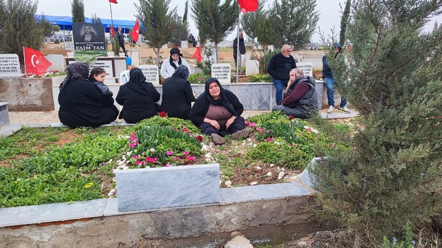 Depremin 3. yıl dönümünde en acı kare
Depremde iki oğlunu kaybeden anne Elif Fırat:
"Ana kurban, Mehmet, Kemal ananız kurban olsun. Nurdağı'nı size mezar eyledim"