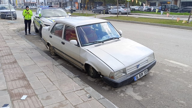 Ehliyetsiz sürücü kaldırıma çarpıp kaçtı ama polis yakaladı