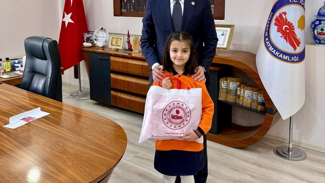 Hisarcık Kaymakamı Erkan Atam'dan başarılı öğrenciye ödül
