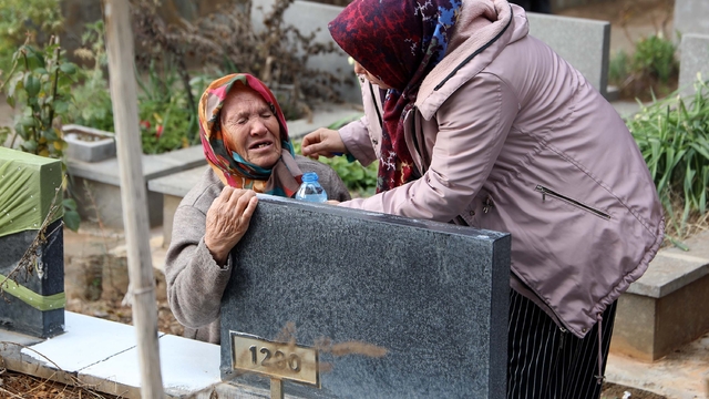 Gaziantep'te depremde ölenlerin mezarları başında hüzün; yakınları karanfil bıraktı