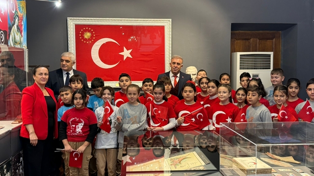 Buca'da öğrencilerden Bayrakbilim ve Türk Bayrakları Müzesi'ne ziyaret