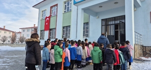 Ağrı'da okullarda 6 Şubat depremleri için saygı duruşu