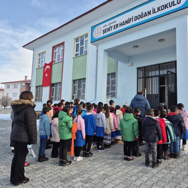 Ağrı'da okullarda 6 Şubat depremleri için saygı duruşu