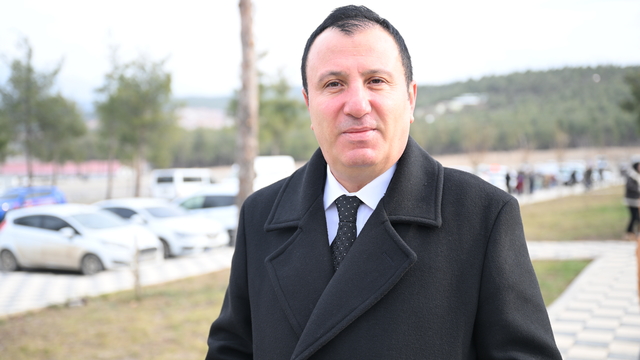 Kahramanmaraş'ta depremlerde yakınlarını kaybedenler kabirleri ziyaret ediyor