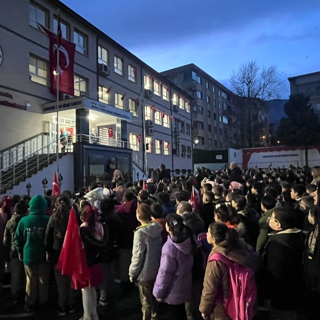 Bursa'da minik öğrenciler, depremde hayatını kaybedenleri unutmadı