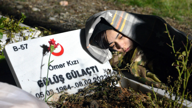 3 yıl öncesine kadar dizinde yattığı babaannesinin mezar taşına başını yaslayıp, geçmişi yad etti