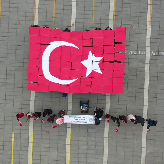 Özel öğrencilerden 'Bayrak sevgisi' temalı gösteri