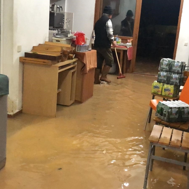 İşyerine su basan esnaf Datça Belediyesi'ne tepki gösterdi