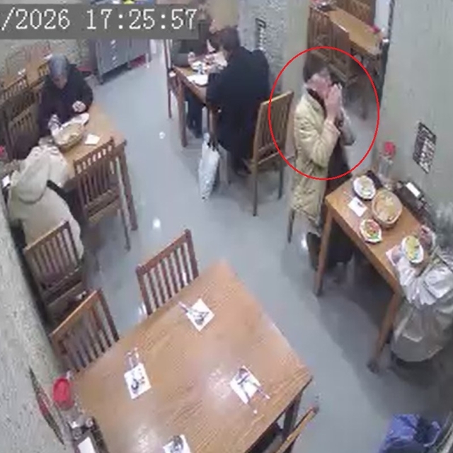 Komiser, nefes borusuna yiyecek kaçan kişiyi Heimlich manevrasıyla kurtardı